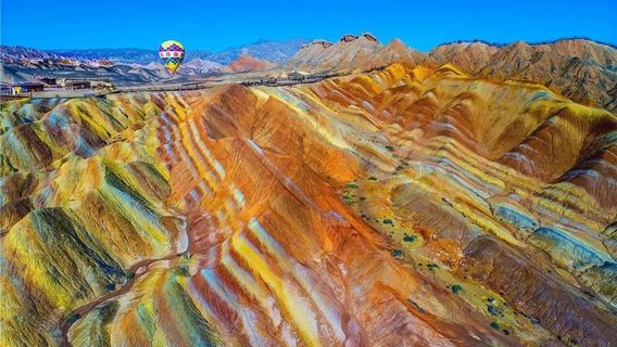 Zhangye Day Tour: Pingshan Lake Grand Canyon & Colorful Danxia National Geological Park