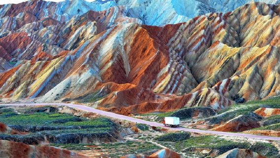 Zhangye Day Tour: Pingshan Lake Grand Canyon & Colorful Danxia National Geological Park